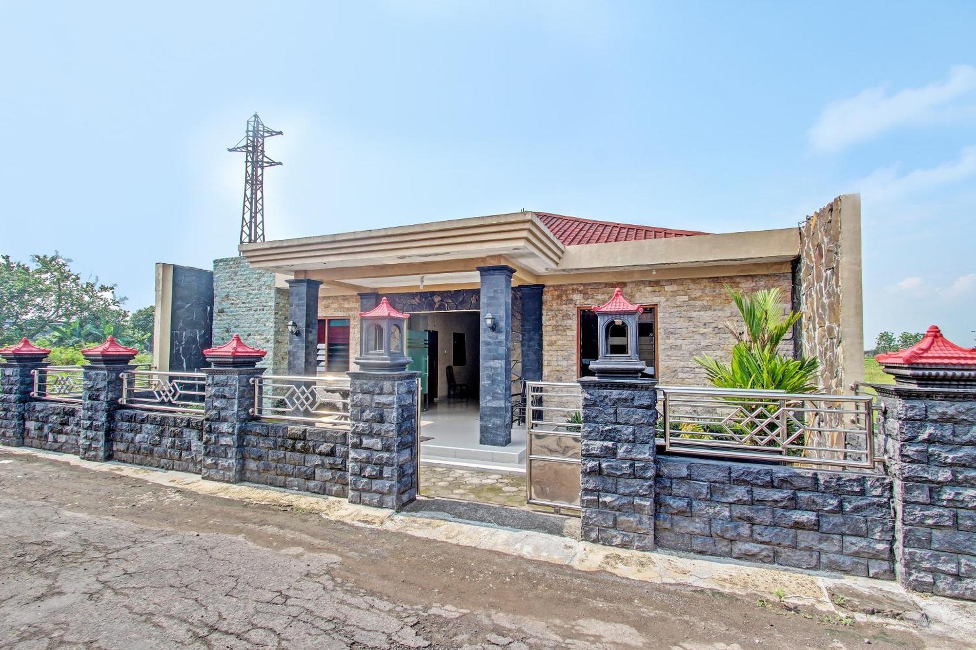 Oyo 91353 Hotel Surya Andesa Klaten Eksteriør billede